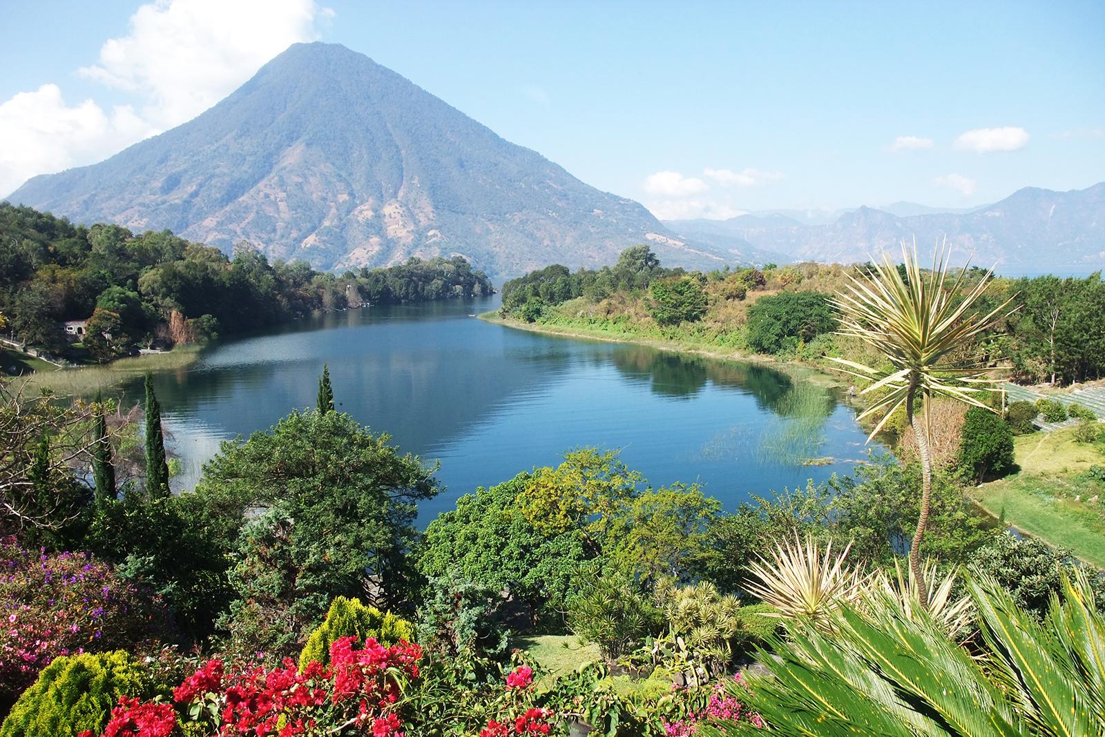 Views of mountains and lakes with Central American vacation packages